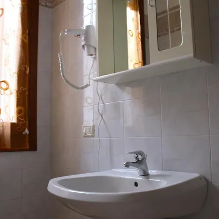 Han/Misafirhane Della Pescheria *